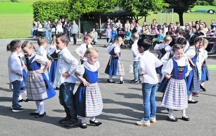 Die Kindergartenkinder entzückten mit einem Trachtentanz.