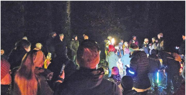 Bei warmem Punsch und feinem Kuchen kam man miteinander ins Gespräch und liess den Abend in geselliger Runde ausklingen.