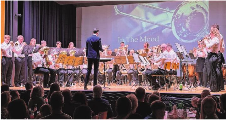 Der Dirigent der Auwer Brass Band Florian Schneider beim Jahreskonzert in der Mehrzweckhalle Auw. Fotos: mam