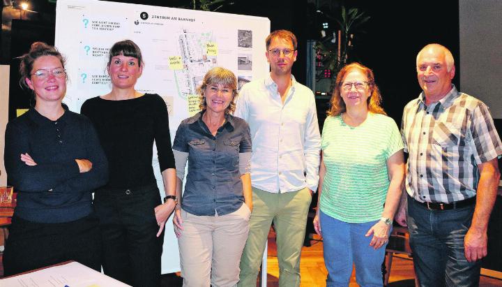 Die Organisatoren des Abends: Silja Dietiker und Jannine Stüdeli vom Planer-Büro Karo, Sandra Auf der Maur, Mitarbeiterin des Bauamt Sins, Adrian Duss vom Planer-Büro Kip, Uschi Ulrich, Leiterin des Bauamt Sins, und Gemeindeammann Josef Huwiler (von links).