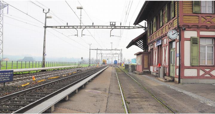 Die Erhöhung des Perrons 2 ist am bestehenden Ort beim Bahnhofhäuschen nicht machbar. Fotos: ci