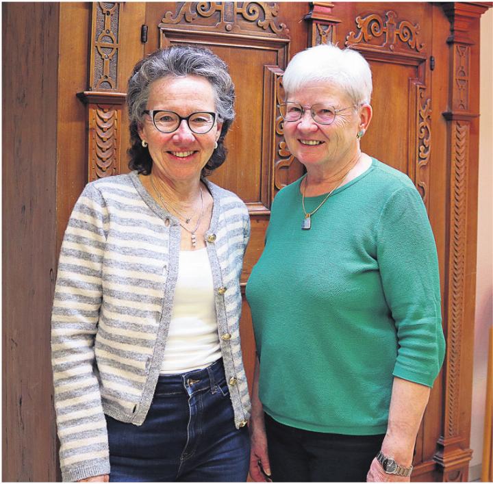 Die Pfarreisekretärin Andrea Bischof und die Kirchenpflegepräsidentin ad interim Silvia Leuthard hoffen darauf, neue Kirchenpfleger zu finden. Foto: ci