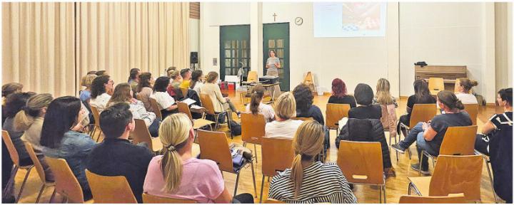 Referentin Zita Barmettler beim Vortrag des Elternforums Oberrüti zum Thema Geschwisterstreit. Foto: zVg