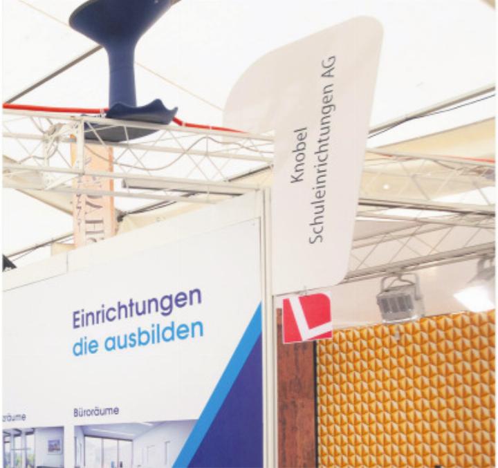 Die roten «L»-Kleber kennzeichnen Ausbildungsbetriebe. Hier erhalten interessierte Besucherinnen und Besucher Auskunft über die entsprechenden Lehrberufe. Foto: SIGA19