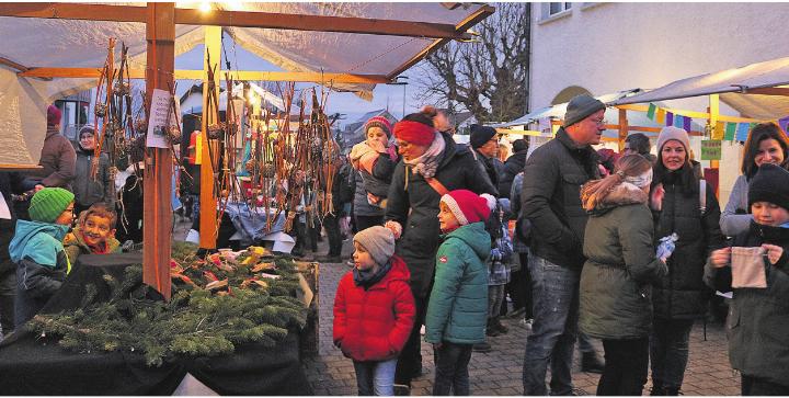 An verschiedenen Ständen wird es weihnächtliche Accessoires, Handwerkskunst und kulinarische Köstlichkeiten geben. Foto: Archiv