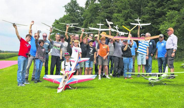 Der Modellflugverein Emmen-Seetal mit seinen Ferienpass-Schützlingen.