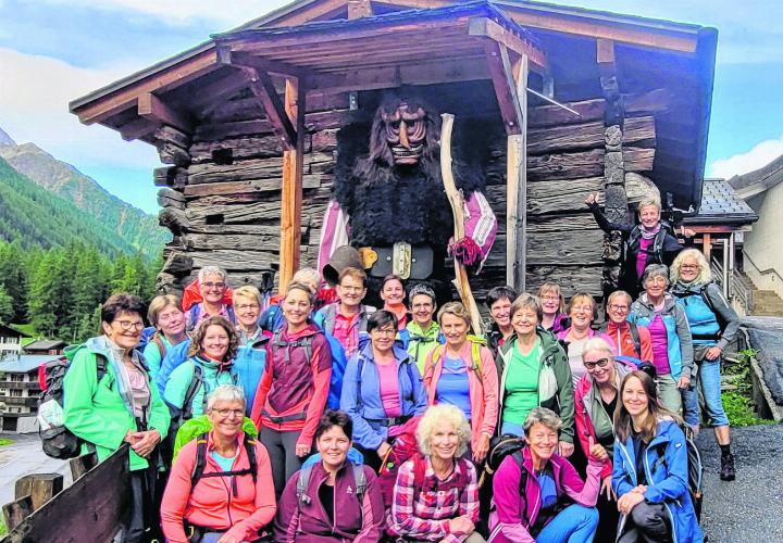 Motivierte Turnerinnen wanderten durchs Lötschental. Foto: zVg