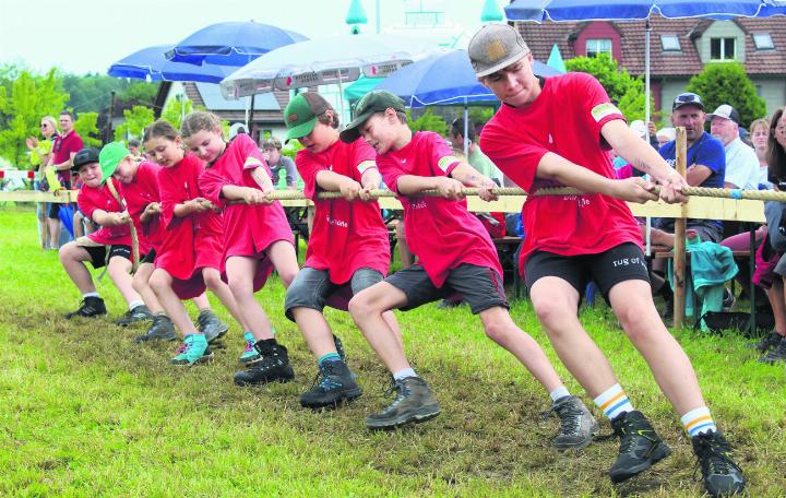 Das regionale Schüler- und Schülerinnenturnier für Kinder zwischen 6 und 14 Jahren lockte bereits zu Turnierbeginn viele Zuschauer auf den Platz.