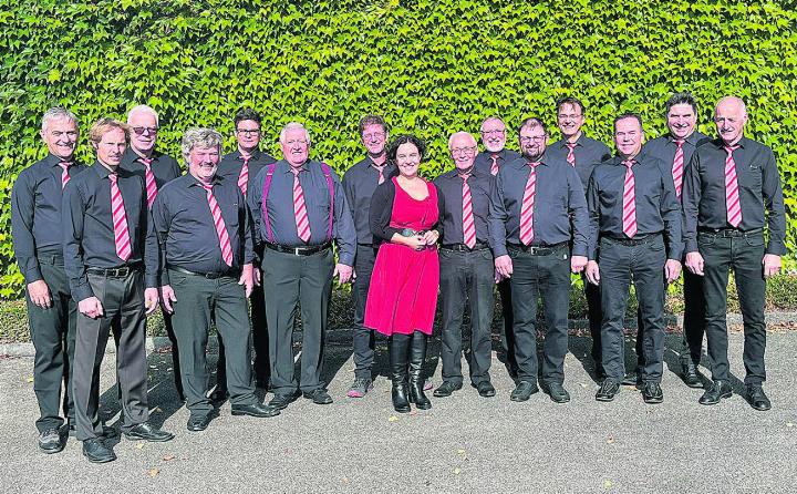 Der Männerchor Beinwil mit Dirigentin Julia Frischknecht Foto: zVg