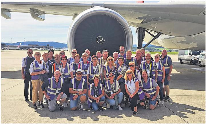 Die ganze Gruppe vereint – ein besonderer Moment unter den Flügeln eines Flugzeugs. Foto: zVg