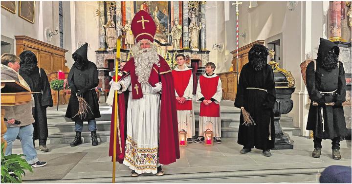 In der Kirche las der Samichlaus eine Weihnachtsgeschichte vor. Fotos: rah