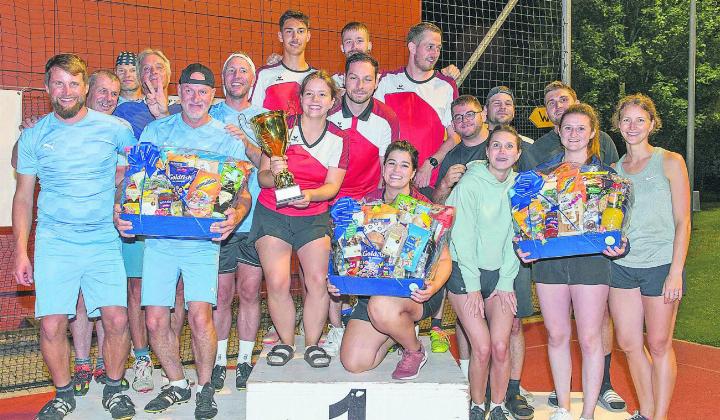 Die Sieger am Vereinsvolleyballturnier: 1. Vorstandleiterteam, 2. Männerriege Auw, 3. Kanakatackers.