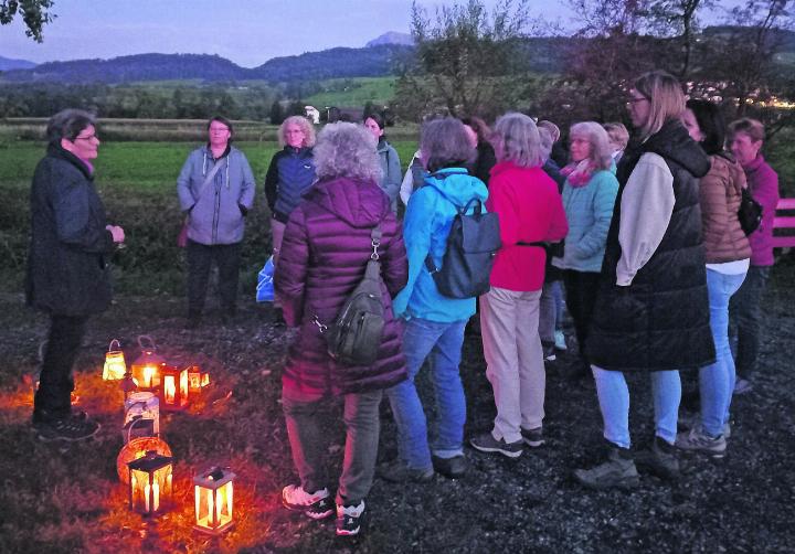 Interessiertes Lauschen von starken Frauenmärchen. Foto: zVg