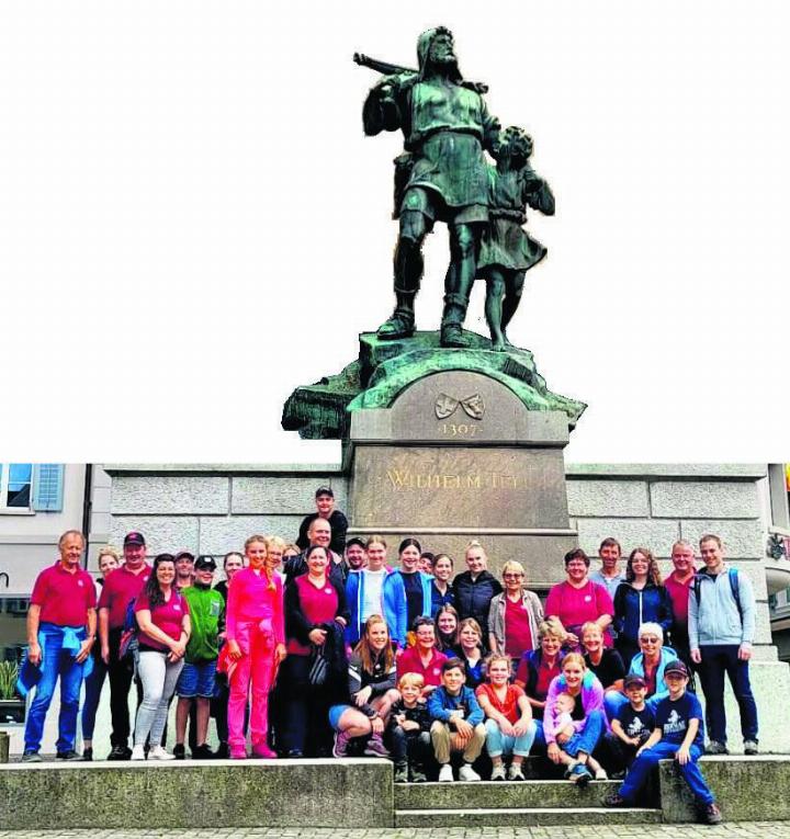 Die Trachtengruppe Mühlau vor dem Telldenkmal in Altdorf. Foto: zVg