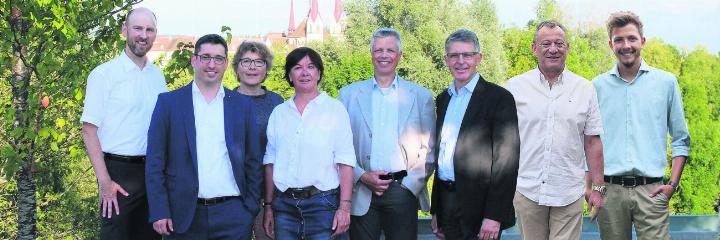 Grossratskandidierende der FDP Bezirk Muri 2024: Martin Arnold, Stefan Huwyler (bisher), Henrieta Suter-Paulik, Franziska Hirzel, Martin Walt, Tobias Knecht, Alexander Eigensatz, Joshua Netzer (von links). Foto: zVg