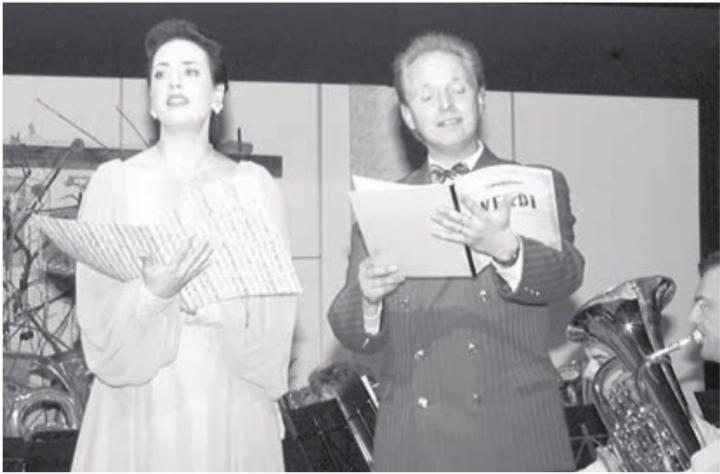 Ein Spezialauftritt am Jubiläumskonzert der Musikgesellschaft Abtwil: Barbara Buholzer und Marcel Felber sangen im Duett. Foto: Anzeiger Archiv