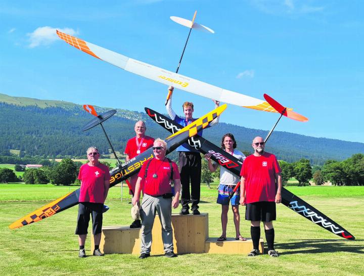 Die sechs Erstklassierten. Der Elektrosegler von Alain Schad (Bildmitte) hat vier Meter Spannweite und ist 1400 Gramm schwer. Foto: zVg
