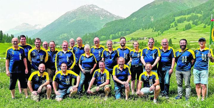 Die erfolgreichen Schützinnen und Schützen der Feldschützengesellschaft Beinwil beim Festzentrum des Kant. Schützenfestes Graubünden in Zuoz. Foto: zVg