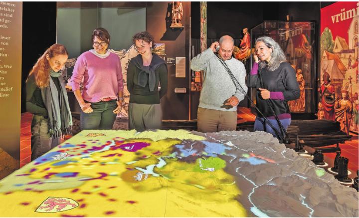 Interaktives Landschaftsmodell der Zentralschweiz inklusive Alpenpässe in der Sonderausstellung im Museum Burg Zug. Foto: Heike Witzgall