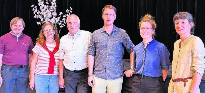 Informierten über die verschiedenen Teilbereiche des Entwicklungsrichtplan Dorf: Gemeinderat Jakob Sidler, Leiterin Bau und Planung Uschi Ulrich, Gemeindeammann Josef Huwiler, Adrian Duss vom Planer-Büro Kip sowie Silja Dietiker und Jannine Stüdeli vom Planer-Büro Karo. Foto: rah
