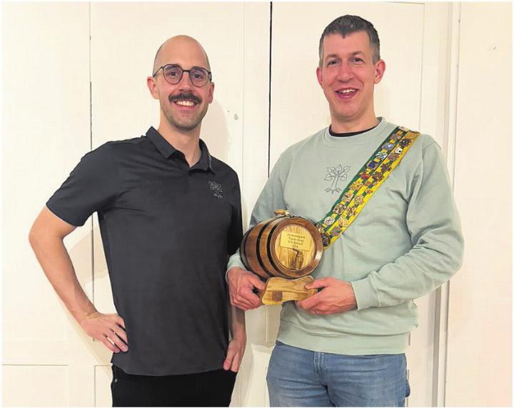 Vereinspräsident Manuel Furrer mit Ehrenmitglied Thomas Küng (von links). Fotos: zVg