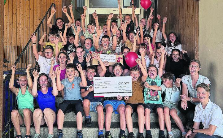 Doppelter Jubel – Gewinn des Klassenpreises über 500 Franken, welcher kurz vor dem Start der Sommerferien übergeben wurde. Foto: zVg