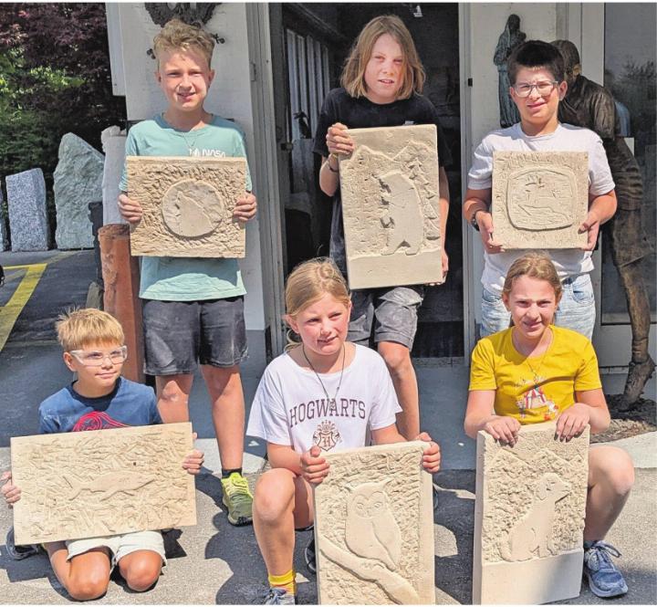 Mit vollem Einsatz entstanden beim Steinbildhauer individuelle Reliefbilder.