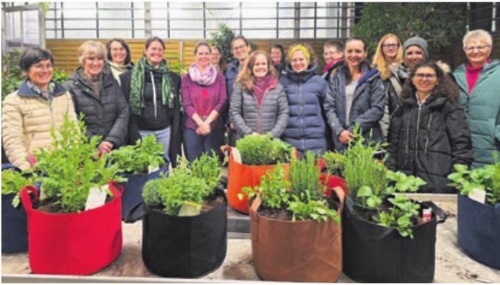Die Kreativ77-Mitglieder am Heilkräuter-Workshop. Foto: zVg