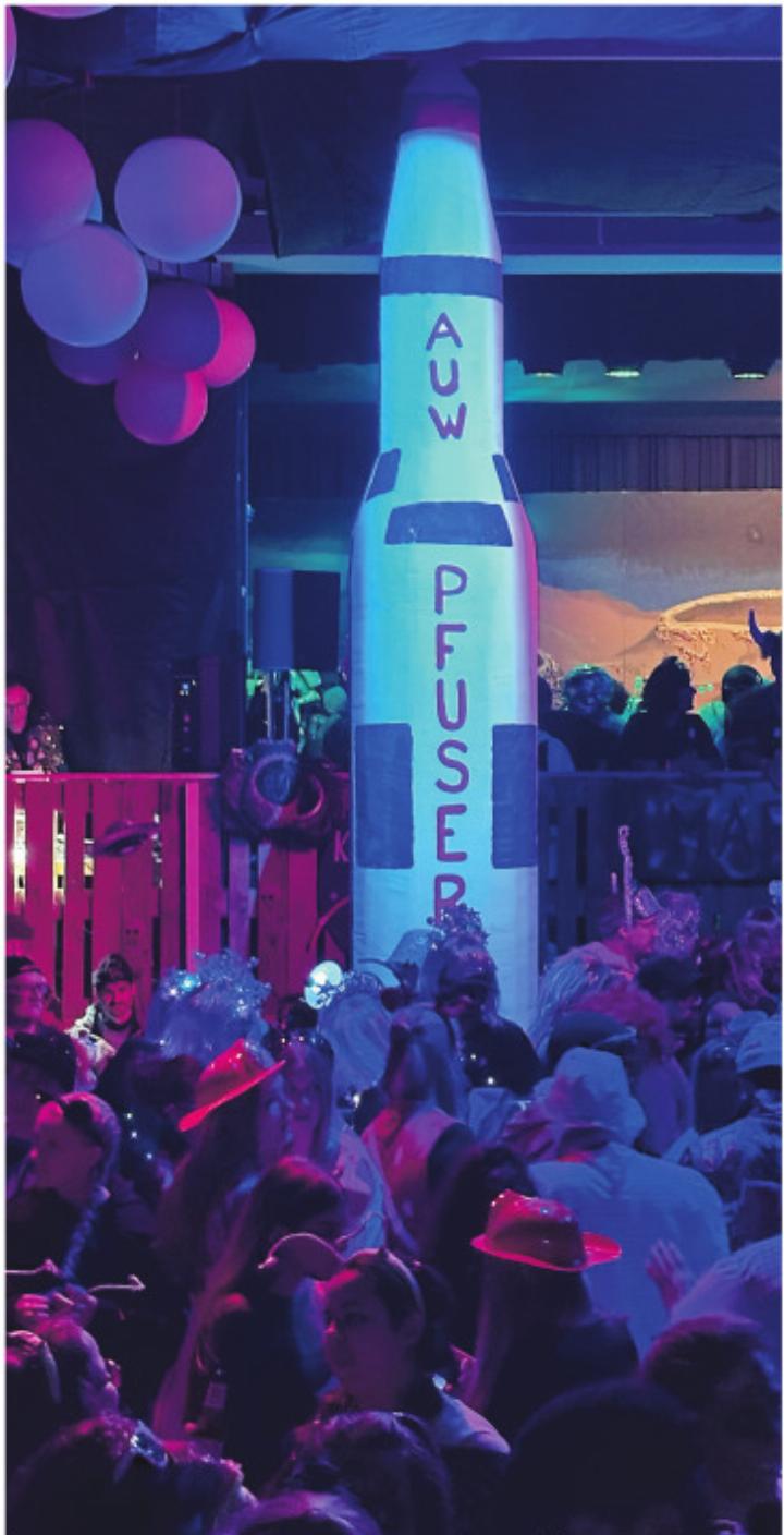 «Ab ins All»: Am Pfuserball wurde ausgiebig gefeiert. Foto: ci