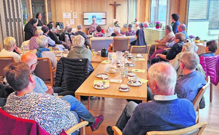 Schwester Erna erzählt den Vereinsmitgliedern von der Geschichte des St. Josefshauses. Foto: zVg