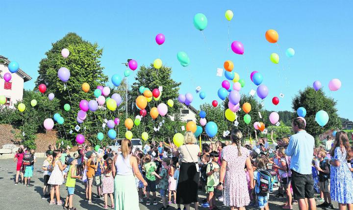 Rund 130 Abenteuerwünsche schickten die Dietwiler Primarschüler am Schulstart in die Welt hinaus. Fotos: ci