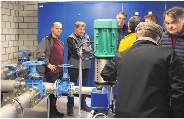 Sinser Gemeinderäte informierten sich vor Ort über das neue Stufenpumpwerk. Foto: ak