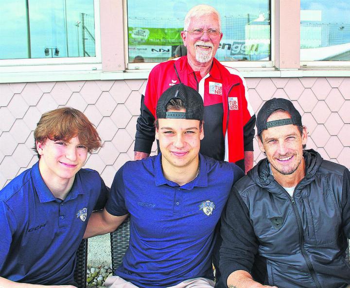 OK-Präsident Jean-Pierre Blesi (stehend) freut sich über die Ehren gäste aus dem Schweizer Eishockey: Loris Wey, Mischa Geisser und Patrick Fischer (von links). Foto: dv