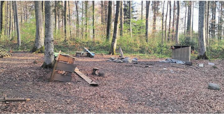 Die Täterschaft tobte sich aus und liess kein Brett auf dem anderen. Fotos: zVg