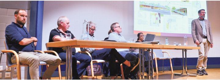 Für die Informationsveranstaltung zum Badi-Ausbau hat sich Gemeinderat Beat Küng (rechts) eine geballte Ladung an Expertise aufs Podium des Dachtheaters geholt. Foto: tst Für die Informationsveranstaltung zum Badi-Ausbau hat sich Gemeinderat Beat Küng (rechts) eine geballte Ladung an Expertise aufs Podium des Dachtheaters geholt. Foto: tst