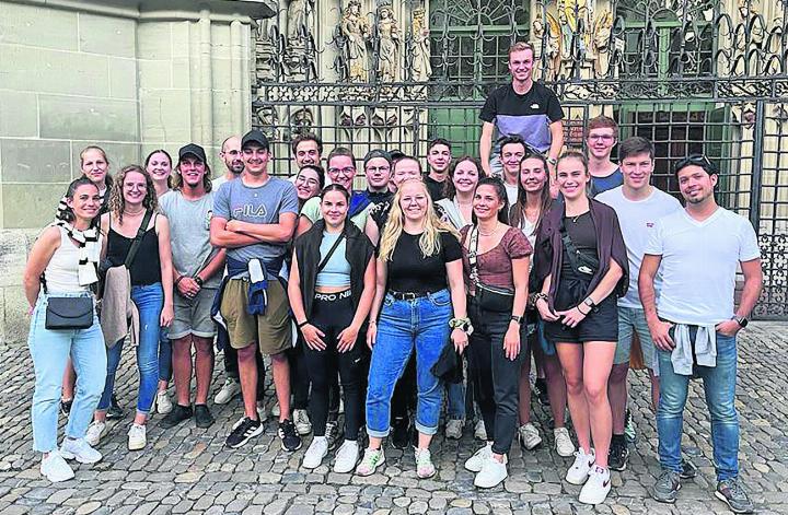 Die Turnerschar vor dem Münster in Bern. Foto: zVg