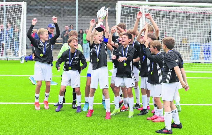 SiDi-Mannschaft gewinnt das Zugerland-Turnier. Fotos: zVg