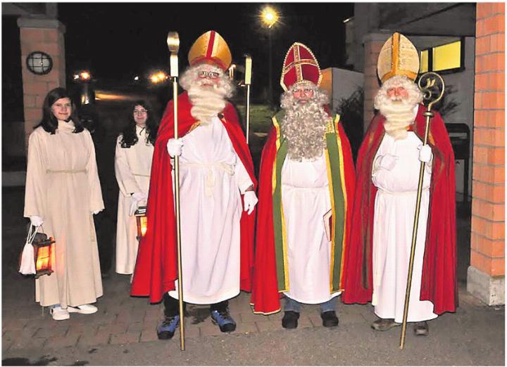 Der Samichlaus und sein Gefolge zogen durch Oberrüti. Fotos: zVg