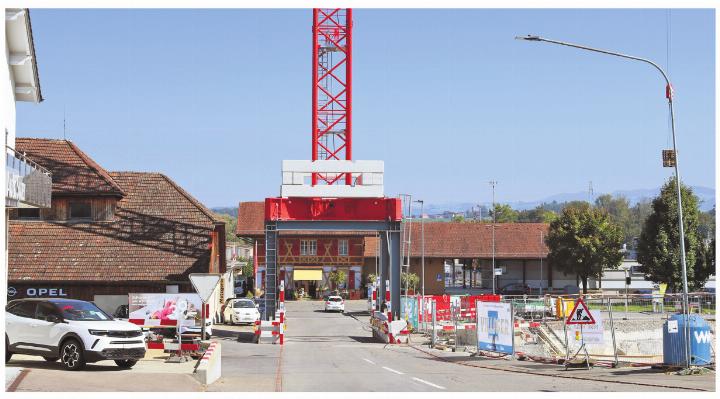 Das «neue Tor» zum Bahnhof Sins wird rund ein Jahr stehen bleiben. Foto: ci