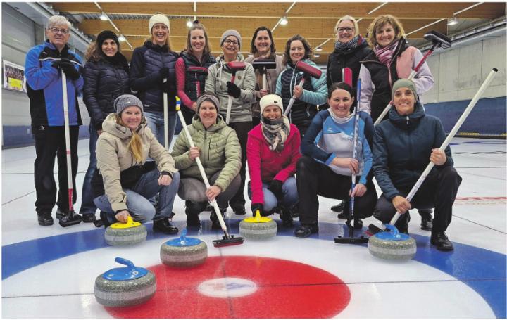 Spass mit Stein und Besen: die Oberrüter Frauen beim Curling. Foto: zVg