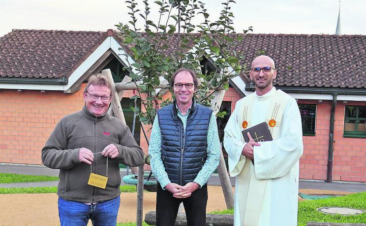 Kirchenchorpräsident von Oberrüti Viktor Weber, Kirchenchorpräsident von Dietwil Daniel Schmid und Kaplan Bartek Migacz (von links). Foto: zVg