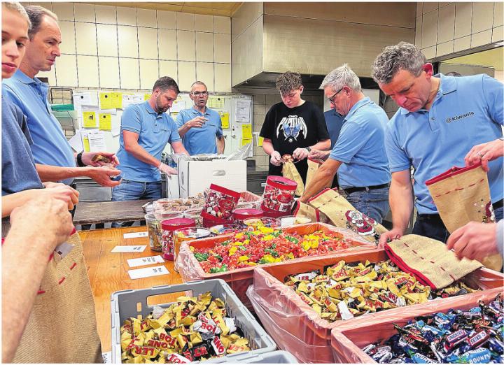 Die Mitglieder und das Umfeld des Kiwanis Club Lindenberg befüllen die rund 2’000 Säckli während eines ganzen Tages. Foto: zVg