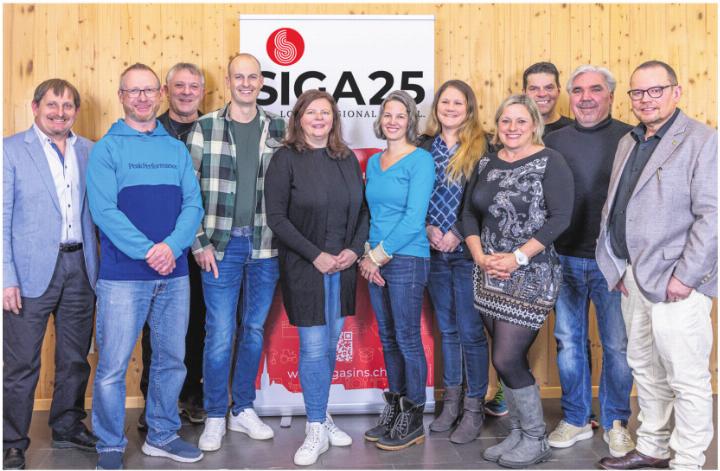 Das SIGA25-OK setzt sich aus folgenden elf Personen zusammen, von links: Jakob Sidler (Landwirtschaft), Rolf Fahrni (Verkehr), Stefano Florida (Fest wirtschaft), Roland Füglister (Bau), Esther Villiger (Personal), Nicole Nuss baumer (Aktuariat), Angela Aeberhard (Finanzen), Britta Kapitzki (Tombola), Urs Villiger (Festwirtschaft), Josef Villiger (OK-Präsident), Andreas Gnädinger (Werbung). Foto: zVg