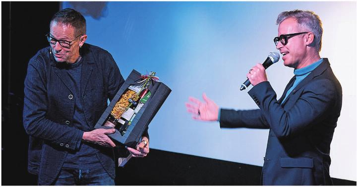 Applaus gab es für Bänz Friedlis scharfsinnigen Humor. Gemeinderat Pius Vogel übergab ihm als Dank für seinen Auftritt ein Geschenk. Foto: zVg