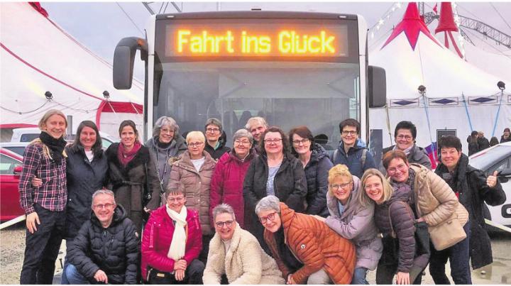 Gruppenfoto in Kloten mit dem ZVB-Bus: «Fahrt ins Glück». Foto: zVg