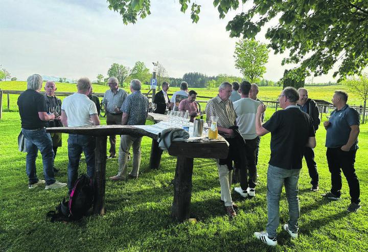 Die Gönnervereinigung des FC Sins beim Apéro im Horben. Foto: zVg
