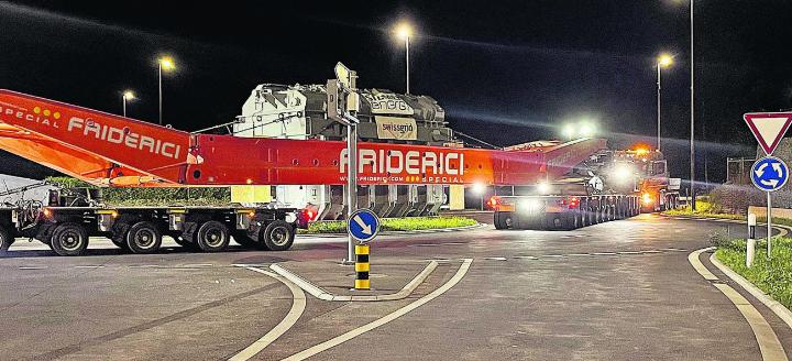 Der Transformator stammt aus dem Siemens-Werk in Weiz, Österreich. Er wurde in zwei Nacht-Etappen von Basel nach Eschenbach transportiert. Bilder: rah