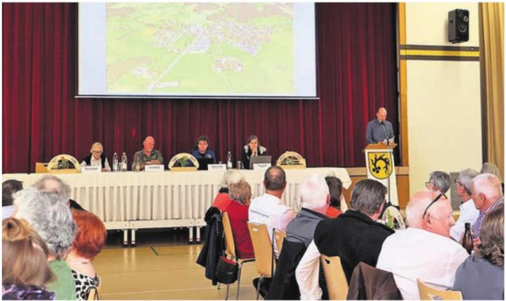 Gemeindeammann Urban Stenz begrüsste den Regionalverband Zentralschweizer Volkstheater RZV in Oberrüti. Foto: zVg