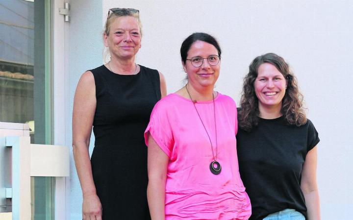 Das RIF-Stützpunkt-Team vor dem Hauseingang am Caspar-Wolf-Weg 2 in Muri: Stellenleiterin Monika Landmann und die Mitarbeiterinnen Ursula Rey-Wetzstein und Anna Rotzetter (von links). Fotos: ci