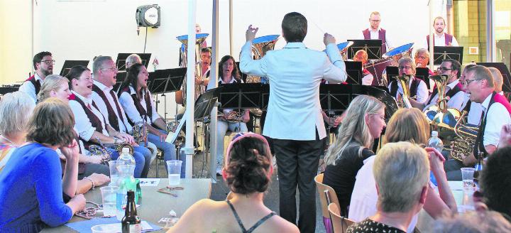 Mit vollem Einsatz bei der Sache: Die Musikgesellschaft Mühlau überzeugte nicht nur an den Instrumenten, sondern auch gesanglich bei «Baba Yetu». Fotos: dv